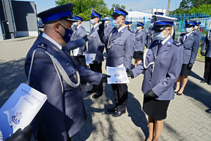 Komendant wręcza policjantowi rozkaz