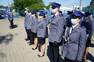 policjanci stoją w szeregu