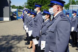 policjanci stoją w szeregu