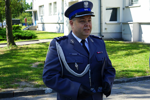 Komendant przemawia do policjantów