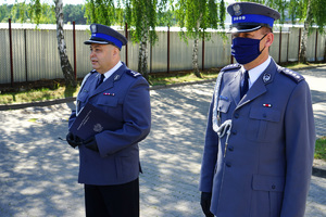 Komendant przemawia do policjantów. Obok stoi jego Zastępca