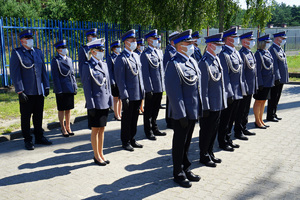 policjanci stoją w szeregu