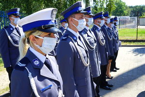 policjanci stoją w szeregu