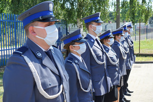 policjanci stoją w szeregu