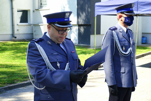 Komendant czyta list do policjantów. Obok stoi jego Zastępca