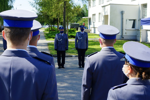 policjanci stoją w szeregu. W oddali stoją Komendant i jego Zastępca