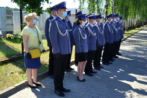 policjanci i pracownik cywilny stoją w szeregu