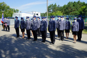 policjanci stoją w szeregu