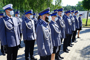 policjanci stoją w szeregu