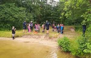 Uczestnicy podczas rozmów nad wodą.