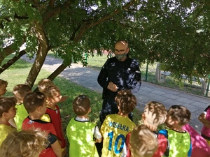 Policjant rozmawia z dziećmi