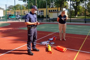 funkcjonariusze rozmawiają z dziećmi