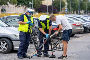 Policjanci ruchu drogowego podczas kontroli rowerzysty.