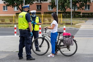 Policjanci ruchu drogowego podczas kontroli rowerzystki.