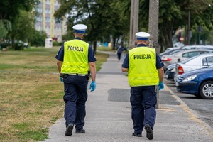 Policjanci ruchu drogowego podczas patrolu pieszego.