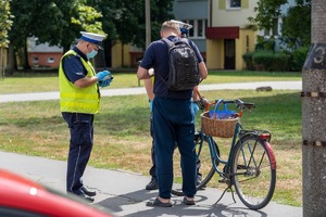 Policjanci ruchu drogowego podczas kontroli rowerzysty (2).