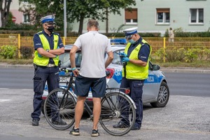 Policjanci ruchu drogowego podczas kontroli rowerzysty (3).