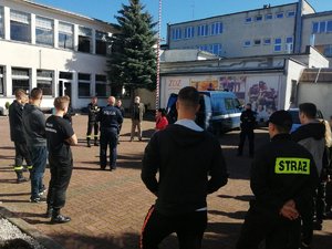 Policjant prowadzi zajęcia z uczniami.