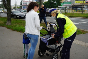 policjantka wręcza odblaski