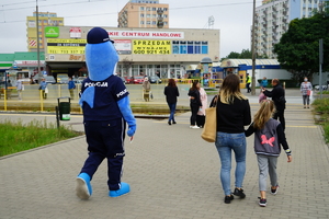 &quot;Polfinek&quot; wraz z przechodniami pokonuje przejście dla pieszych.