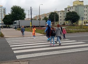 &quot;Polfinek&quot; przechodzi z pieszymi przez przejście.