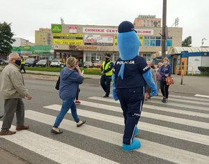 &quot;Polfinek&quot; i piesi na przejściu.