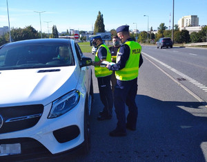 Policjanci podczas kontroli drogowej pojazdu (2)