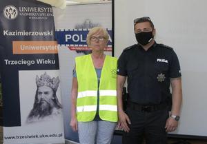 Policjant i seniorka podczas spotkania