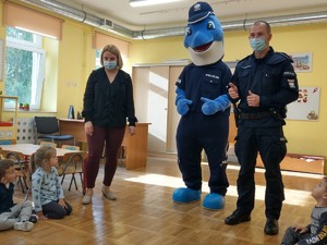 Policjanci podczas zajęć z dziećmi w sali przedszkolnej.