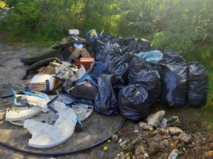 widok na kilka worków z zebranymi śmieciami