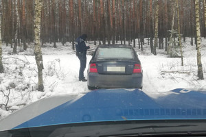policjant kontroluje kierowcę w lesie