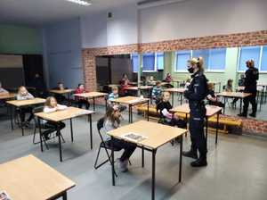 policjantka chodzi po sali i rozmawia z dziećmi