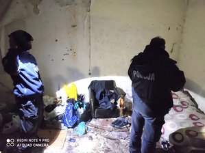 Policjanci podczas kontroli miejsca nocowania bezdomnych.