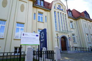 widok na budynek Komendy Miejskiej Policji w Bydgoszczy z zewnątrz od przodu