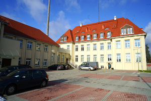 widok na Komendę Miejską Policji w Bydgoszczy od strony zewnętrznej z tyłu budynku