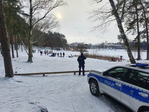 Policjant podczas kontroli terenów przywodnych.