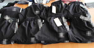 kilka czarnych spodni dresowych ułożonych obok siebie