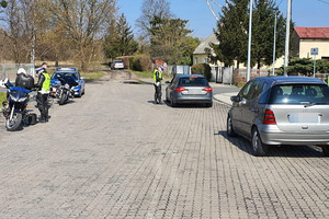 policjanci kontrolują samochód, obok stoją motocykle