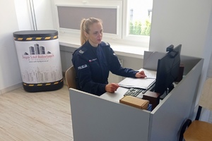 policjantka siedzi przed laptopem