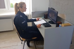 policjantka siedzi przed laptopem