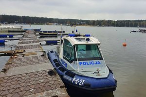 policyjna łódź przycumowana do pomostu