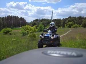 policjant jedzie na policyjnym kładzie