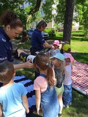 policjantki pokazują dzieciom magiczną tubę