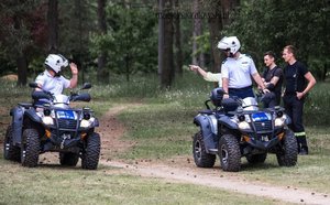 Policjanci na quadach.