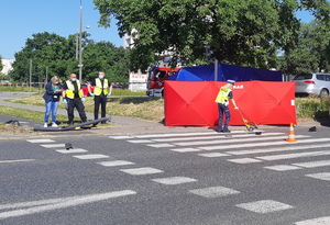 Policjanci podczas oględzin miejsca wypadku.