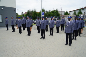 policjanci ustawieni w szeregach stoją na placu