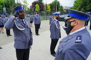 Komendant Miejski i policjant oddają honor
