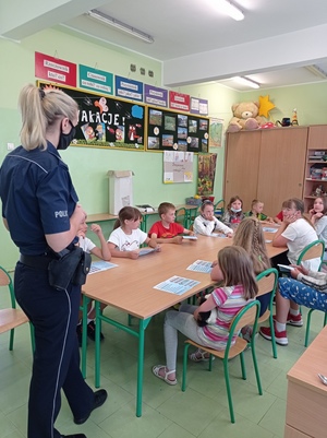 policjantka rozmawia z dziećmi