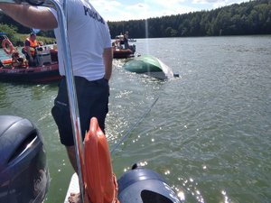 Służby podczas wyciągania zanurzonego jachtu.