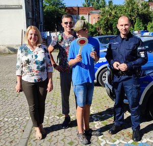 Wspólne zdjęcie policjantów i 15-latka z opiekunem.